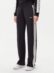 Guess Spodnie dresowe V5GB12 KCRU2 Czarny Regular Fit. Czarne spodnie dresowe Guess, z aplikacjami, z dresówki. Za 259.99 zł.