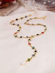 Pierres de Jade Pozłacany naszyjnik z elementami ozdobnymi - dł. 50 cm rozmiar: onesize. Białe naszyjniki Pierres de Jade, z materiału, z kryształem, pozłacane. Za 43.99 zł.