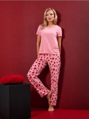 Bawełniana piżama dwuczęściowa z motywem serca - różowy. Czerwone piżamy Sinsay, l, bez wzorów, z bawełny, bez kołnierzyka, bez ramiączek. Za 29.99 zł.