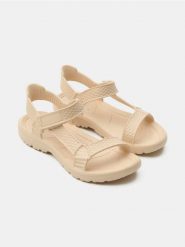 Sandały z pianki - kremowy. Białe sandały Sinsay, bez wzorów, bez obcasa, bez zapięcia. Za 25.99 zł.