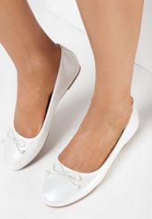 Białe Balerinki Enenor. Białe baleriny Born2be, bez wzorów, z jeansu, bez obcasa, na płaskiej podeszwie, bez zapięcia. Za 49.99 zł.