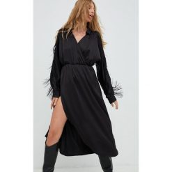 Answear Lab sukienka kolor czarny midi prosta. Czarne sukienki Answear Lab, na co dzień, m, bez wzorów, z satyny, bez kołnierzyka, bez ramiączek, midi, proste. W wyprzedaży za 219.99 zł.