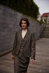 Jednorzędowa marynarka ciemnobeżowa. Brązowe marynarki i żakiety MOODO, l, bez wzorów, z elastanu, bez ramiączek. Za 199.99 zł.