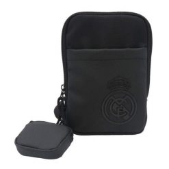 Real Madryt saszetka na ramię Cross Body Bag czarna. Czarne nerki i saszetki Real Madrid, bez wzorów, bez dodatków. Za 89.00 zł.
