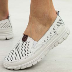 Białe ażurowe skórzane półbuty damskie Vinceza 95336. Białe półbuty wsuwane VINCEZA, na jesień, w ażurowe wzory, z jeansu, eleganckie, bez obcasa, na płaskiej podeszwie. Za 169.00 zł.