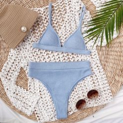 Bikini z figami regulowane na plażę Nellya. Zielone bikini Intica, bez wzorów, eleganckie. Za 139.00 zł.