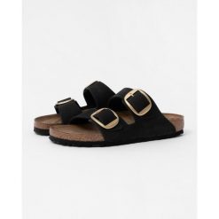 Klapki damskie Birkenstock Arizona Big Buckle. Czarne klapki Birkenstock, bez wzorów, z materiału, sportowe, bez obcasa, bez zapięcia. Za 667.15 zł.