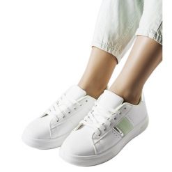 Białe sportowe buty z miętowymi dodatkami Marei. Białe buty treningowe bez wzorów, bez zapięcia. Za 89.18 zł.
