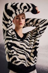 Wzorzysty sweter czarny. Czarne swetry MOODO, l, bez wzorów, z poliamidu, bez ramiączek. Za 159.99 zł.