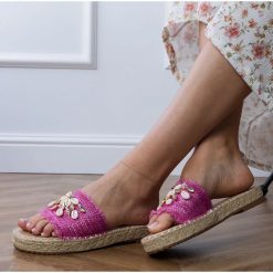 Różowe klapki espadryle plecione z muszelkami. Czerwone espadryle z aplikacjami, ze skóry, biznesowe, z okrągłym noskiem, bez obcasa, na platformie. Za 86.24 zł.
