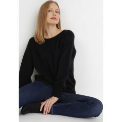 Czarny Sweter z Łańcuszkiem na Plecach Veralis. Czarne swetry Born2be, m, bez wzorów, prążkowane, klasyczne, bez ramiączek. W wyprzedaży za 125.99 zł.