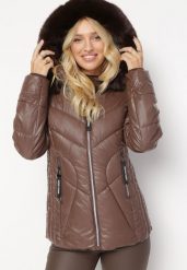 Brązowa Pikowana Kurtka z Kapturem Ozdobionym Futerkiem Caelara. Brązowe kurtki Born2be, m, bez wzorów, z kapturem. Za 99.99 zł.