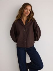 Koszula z bufiastymi rękawami - brązowy. Brązowe koszule Reserved, l, bez wzorów, z bawełny, bez kołnierzyka, bez ramiączek. W wyprzedaży za 119.99 zł.