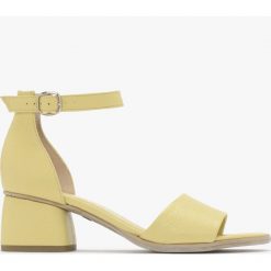 Żółte sandały na niskim obcasie HAYLEY. Żółte sandały Ryłko, bez wzorów, ze skóry, bez obcasa, na obcasie, bez zapięcia. Za 299.99 zł.