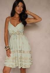 Jasnozielona Wiskozowa Sukienka w Stylu Boho o Kopertowym Kroju z Metalicznym Haftem Saloriela. Zielone sukienki Renee, na spotkanie biznesowe, m, z aplikacjami, z wiskozy, boho, bez kołnierzyka, bez ramiączek, mini, dopasowane. Za 89.99 zł.