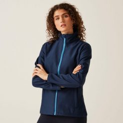 Damska kurtka softshell Ablaze z nadrukiem. Niebieskie kurtki przejściowe sportowe Regatta, na jesień, bez wzorów, z softshellu, bez kaptura, trekkingowe. Za 199.99 zł.