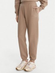 Guess Spodnie dresowe V6RB15 K9V31 Beżowy Regular Fit. Brązowe spodnie dresowe Guess, z aplikacjami, z bawełny. Za 299.99 zł.