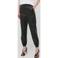 Liu Jo spodnie damskie kolor czarny proste high waist. Czarne spodnie materiałowe Liu Jo, bez wzorów, z materiału, z podwyższonym stanem. W wyprzedaży za 449.99 zł.