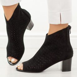 Czarne sandały damskie na obcasie z zakrytą piętą M.Daszyński 1954-23. Czarne sandały M.Daszyński, w ażurowe wzory, z materiału, eleganckie, bez obcasa, na obcasie, bez zapięcia. Za 179.00 zł.