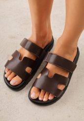 Ciemnobrązowe Klapki na Grubej Podeszwie Ozdobione Wycięciami Faneora. Brązowe klapki Born2be, bez wzorów, z jeansu, bez obcasa, na platformie, bez zapięcia. Za 79.99 zł.