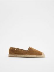 Zamszowe espadryle z okuciami - beżowy. Brązowe espadryle Reserved, bez wzorów, z zamszu, bez obcasa. Za 159.99 zł.