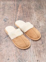 Kapcie z futerkiem - beżowy. Brązowe kapcie Sinsay, bez wzorów. Za 29.99 zł.