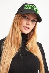 CZAPKA Z DASZKIEM VERSACE JEANS COUTURE. Czapki z daszkiem Versace Jeans Couture, bez wzorów, z jeansu. W wyprzedaży za 59.70 zł.