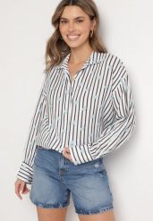 Czarno-Biała Bawełniana Koszula w Paski z Kwiatowym Zdobieniem Ameliora. Czarne koszule Born2be, uniwersalny, z aplikacjami, z bawełny, eleganckie, bez kołnierzyka, bez ramiączek. Za 149.99 zł.