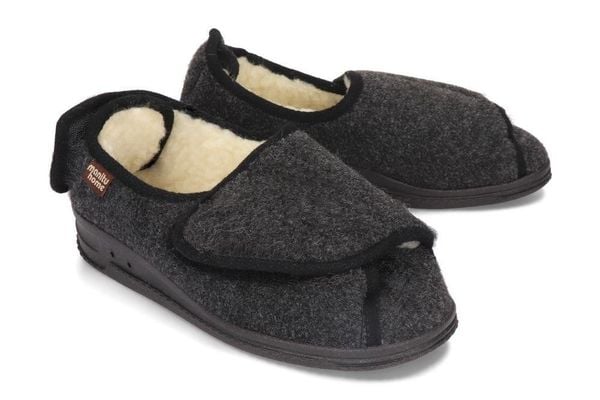 MANITU 340245-1 schwarz, kapcie damskie. Szare kapcie Manitu, bez wzorów, z wełny. Za 222.41 zł.