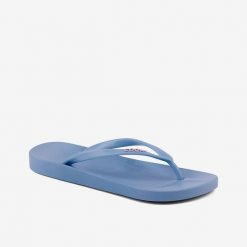 Damskie klapki Coqui Kaja. Niebieskie klapki Coqui, bez wzorów, z materiału, bez obcasa, na płaskiej podeszwie, bez zapięcia. Za 110.99 zł.