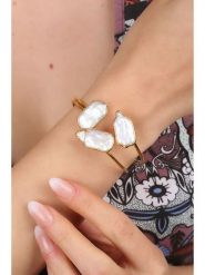 Pierres delicates Pozłacana bransoletka z masą perłową rozmiar: onesize. Białe bransoletki Pierres delicates, z perłą, pozłacane. Za 131.12 zł.