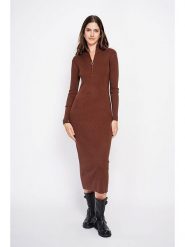 ASSUILI Sukienka dzianinowa w kolorze brązowym rozmiar: 38. Brązowe sukienki Assuili, bez wzorów, z dzianiny, klasyczne, bez kołnierzyka, bez ramiączek, midi. Za 152.99 zł.