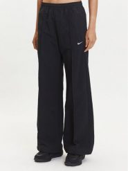 Nike Spodnie dresowe Trend FQ3588 Czarny Relaxed Fit. Czarne spodnie dresowe Nike, bez wzorów, z dresówki. Za 359.99 zł.