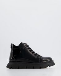 LAKIEROWANE BOTKI DAMSKIE 3003401 BLACK. Czarne botki Venezia, bez wzorów, z lakierowanej skóry, bez obcasa, bez zapięcia. Za 239.00 zł.