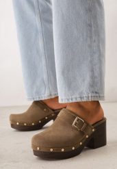 Zielone Klapki Chodaki na Słupku z Imitacji Drewna Zdobione Nitami i Sprzączką Salona. Zielone klapki Born2be, z aplikacjami, boho, bez obcasa, na obcasie, bez zapięcia. Za 109.99 zł.