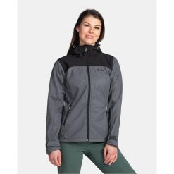 Damska kurtka softshell Kilpi RAVIA-W. Szare kurtki przejściowe sportowe Kilpi, na jesień, bez wzorów, z materiału, z kapturem, trekkingowe. Za 370.41 zł.