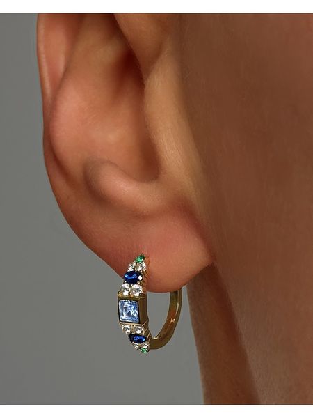 Les Petites Précieuses Pozłacane kolczyki-kreole z cyrkoniami rozmiar: onesize. Niebieskie kolczyki Les Petites Précieuses, z cyrkonią, pozłacane. Za 154.07 zł.