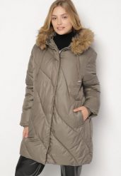 Ciemnozielona Kurtka z Asymetrycznym Pikowaniem i Kapturem z Futerkiem Ruvita. Zielone kurtki Born2be, plus size, bez wzorów, z dzianiny. Za 279.99 zł.