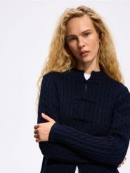 Kardigan z mandaryńskim zapięciem - granatowy. Niebieskie swetry Reserved, l, bez wzorów, z dzianiny, bez ramiączek. Za 139.99 zł.