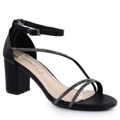 Sandały damskie na słupku z cyrkoniami czarne Sabatina 730-1. Czarne sandały Sabatina, bez wzorów, z materiału, bez obcasa, na słupku, bez zapięcia. Za 169.99 zł.