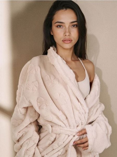 Szlafrok ze wzorkiem z kokardy - kremowy. Białe szlafroki damskie Sinsay, l, bez wzorów, bez ramiączek. Za 59.99 zł.