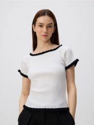 Bluzka z ozdobną lamówką - złamana biel. Bluzki Reserved, l, bez wzorów, z dzianiny, bez kołnierzyka, bez ramiączek. W wyprzedaży za 59.99 zł.
