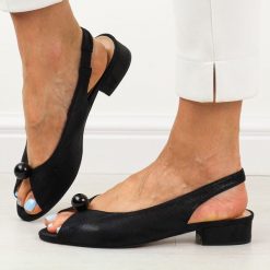 Czarne satynowe sandały damskie na obcasie T.Sokolski L26-136s. Czarne sandały Sokolski, bez wzorów, z satyny, eleganckie, bez obcasa, na obcasie, bez zapięcia. Za 179.00 zł.