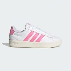 Buty Grand Court 3.0. Białe buty treningowe adidas, bez wzorów, bez zapięcia, na fitness i siłownię. Za 349.00 zł.