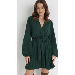 Ciemnozielona Sukienka Ollyre. Zielone sukienki Born2be, na co dzień, s, bez wzorów, klasyczne, bez kołnierzyka, bez ramiączek, mini, dopasowane. W wyprzedaży za 69.99 zł.