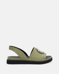 ZIELONE SANDAŁY Z BROSZKĄ 2709 R02-11 AVOC. Zielone sandały Venezia, bez wzorów, ze skóry, bez obcasa, bez zapięcia. Za 399.00 zł.