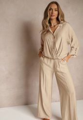 Jasnobeżowy Komplet z Wiskozy w Stylu Oversize Szerokie Spodnie i Luźna Koszula na Guziki Natinne. Brązowe koszule Renee, bez wzorów, z wiskozy, biznesowe, bez kołnierzyka, bez ramiączek. W wyprzedaży za 143.99 zł.