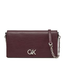 Torebka Calvin Klein. Czerwone kopertówki Calvin Klein, bez wzorów, wizytowe, bez dodatków. Za 289.99 zł.