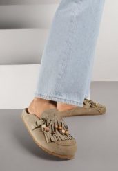 Zielone Klapki na Platformie Ozdobione Koralikami Klamrami i Frędzlami Leurecea. Zielone klapki Renee, bez wzorów, z jeansu, eleganckie, bez obcasa, na platformie, bez zapięcia. Za 109.99 zł.