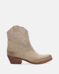 ZAMSZOWE KOWBOJKI W KOLORZE BEŻOWYM 25030 CAM BEIGE. Brązowe botki Venezia, bez wzorów, ze skóry, bez obcasa, bez zapięcia. Za 639.00 zł.